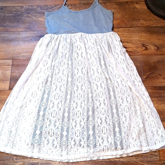 Xhiliration Dresses & Skirts - NWOT Xhiliration lacy spaghetti strap summer dress size medium.